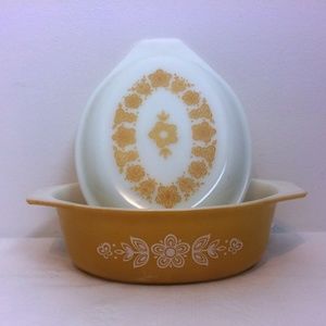 Vintage Pyrex Butterfly Gold 1.5 qt casserole dish
